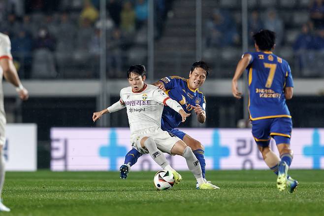 울산문수축구경기장/ K리그1/ 파이널A/ 울산HDFC vs 강원FC/ 울산 김영권, 강원 양민혁/ 경합/ 사진 김재훈