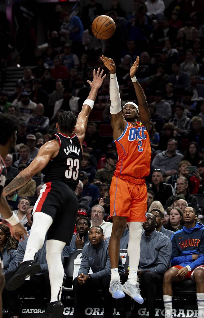 Oklahoma City Thunder guard Shai Gilgeous-Alexander, right, shoots the ball against Portland Trail Blazers forward Toumani Camara, left, during the second half of an NBA basketball game, Friday, Nov. 1, 2024, in Portland, Ore. (AP Photo/Howard Lao)







<저작권자(c) 연합뉴스, 무단 전재-재배포, AI 학습 및 활용 금지>