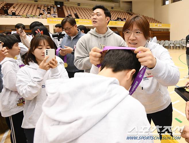 2일 서울 관악구 서울대체육관에서 제3회 서울림운동회(주최 스포츠조선, 서울시장애인체육회, 주관 스포츠조선, 위피크)가 열렸다. 장미란 문체부차관이 학생들에게 메달을 걸어주고 있다.

서울림운동회는 '서울'과 '어울림', '서로'와 '어울림'을 합친 조어로, 장애·비장애 학생들이 신체활동을 통해 숲처럼 어우러지면서, 마음의 장벽을 허무는 '행복한 서울 청소년 체육'이라는 의미를 담았다. 

3회째를 맞는 올해 대회에는 서울 시내 24개 중고교 장애-비장애 학생(250여명) 및 교사, 관계자 등 650여 명이 참가했다. 정재근 기자 cjg@sportschosun.com/2024.11.2/