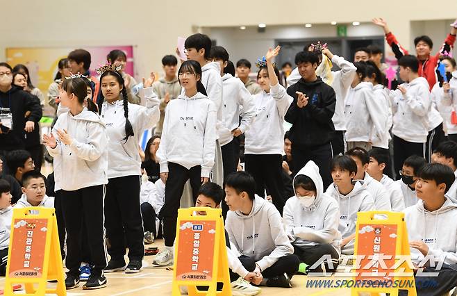 2일 서울 관악구 서울대체육관에서 제3회 서울림운동회(주최 스포츠조선, 서울시장애인체육회, 주관 스포츠조선, 위피크)가 열렸다. 대회에 참가한 진관중학교 학생들이 소개를 받고 있다.

서울림운동회는 '서울'과 '어울림', '서로'와 '어울림'을 합친 조어로, 장애·비장애 학생들이 신체활동을 통해 숲처럼 어우러지면서, 마음의 장벽을 허무는 '행복한 서울 청소년 체육'이라는 의미를 담았다. 

3회째를 맞는 올해 대회에는 서울 시내 24개 중고교 장애-비장애 학생(250여명) 및 교사, 관계자 등 650여 명이 참가했다. 정재근 기자 cjg@sportschosun.com/2024.11.2/