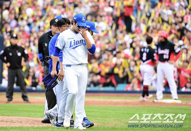 26일 대구 삼성라이온즈파크에서 열린 KIA와 삼성의 한국시리즈 4차전. 3회 1사 만루 강판 당하는 원태인. 대구=송정헌 기자songs@sportschosun.com/2024.10.26/