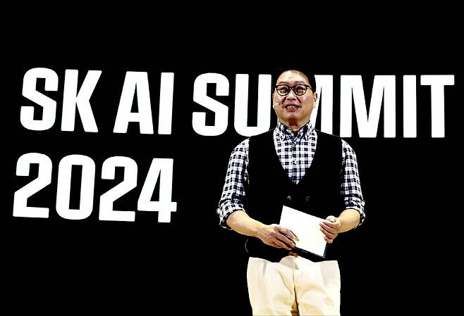 ◇최태원 SK그룹 회장이 4일 서울 강남구 코엑스에서 열린 'SK AI 서밋(SUMMIT) 2024'에서 '함께하는 AI, 내일의 AI(AI together, AI tomorrow)'를 주제로 기조 연설을 하고 있는 모습.