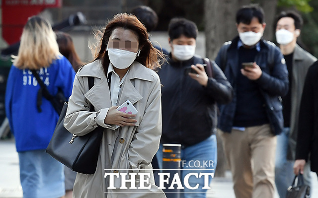 가을비 이후 기온이 뚝 떨어지며 쌀쌀한 날씨가 이어질 전망이다. 추위는 이번주 내내 이어질 예정인 가운데 일부 내륙 지역에서는 '한파특보'가 내려질 가능성도 있다. /이새롬 기자