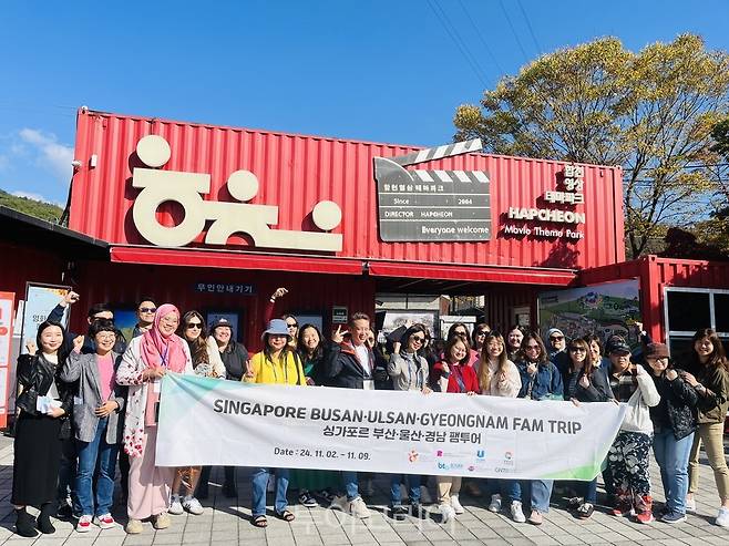 싱가포르 여행관계자들이 합천영상테마파크를 관람한 뒤 기념촬영하고 있다.사진=합천군