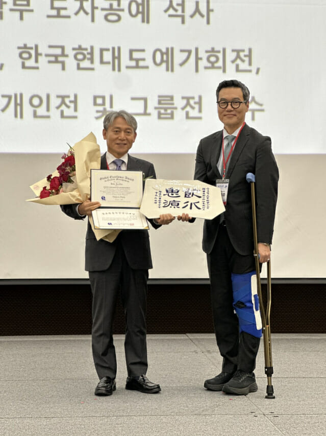 지난 1일 한국품질경영학회 추계학술대회에서 2024 글로벌품질경영인대상을 수상한 후, 왼쪽부터 류종득 한국도로공사 디지털 본부장(대리수상), 박희준 한국품질경영학회장이 기념 촬영을 하고 있다.(사진=한국도로공사)