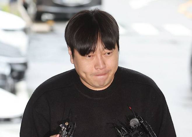 인터넷 불법 도박 사실을 고백한 코미디언 이진호가 지난달 22일 오후 관련 조사를 받기 위해 서울 강남경찰서로 출석하고 있다. 연합뉴스 제공