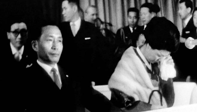 1964년 파독 광부와 간호사를 만난 자리에서 육영수(오른쪽) 여사가 눈물을 흘리는 모습. /국가기록원