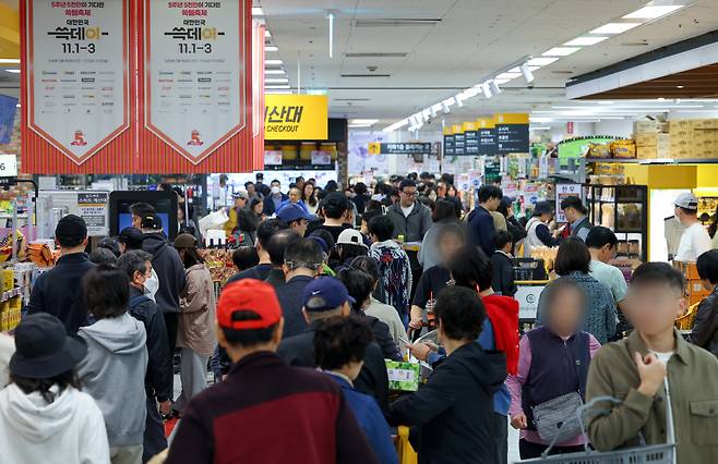 '2024 대한민국 쓱데이' 행사가 진행된 3일 서울 용산구 이마트 용산점이 고객들로 붐비고 있다. /연합뉴스