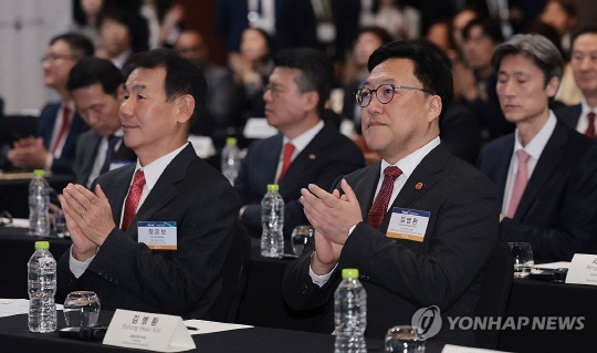 정은보(왼쪽) 한국거래소 이사장과 김병환 금융위원장이 4일 'Korea Capital Market Conference 2024'에 참석했다. [연합뉴스 제공]