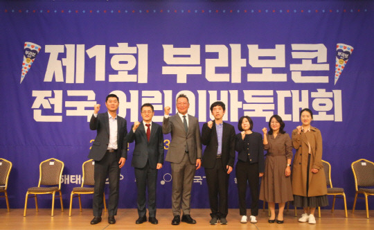 김정태(왼쪽에서 세 번째) 해태아이스크림 대표이사와 이창호(왼쪽에서 네 번째) 9단 등 관계자들이 기념촬영을 하고 있다. 해태아이스 제공