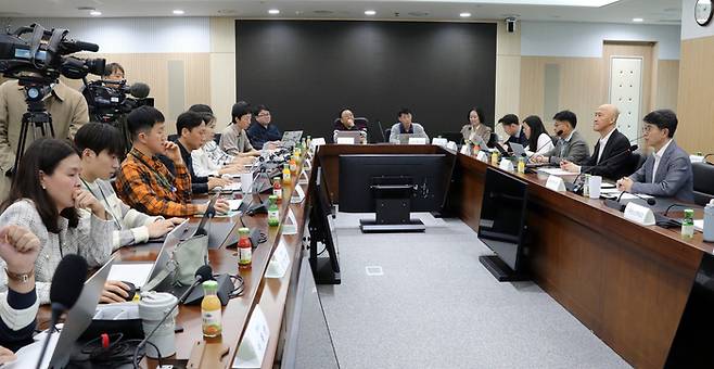 김완섭 환경부 장관이 4일 오후 정부세종청사에서 출입기자단 간담회를 열고 있다. 연합뉴스.