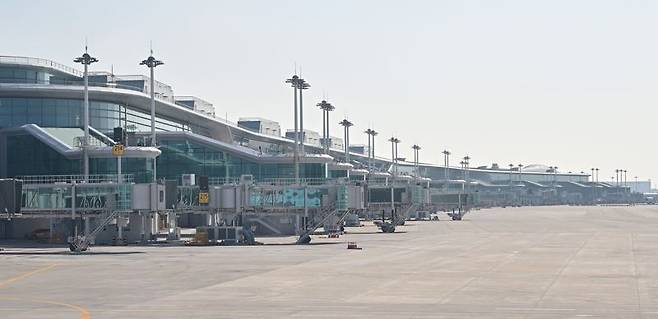 인천공항 4단계 운영준비 현장점검이 진행되는 30일 이학재 인천공항공사 사장, 우기홍 대한항공 사장 등이 탄 대한항공 B777 기체가 지상이동하는 가운데 인천공항 제2터미널 확장지역이 보이고 있다. 사진=박범준 기자