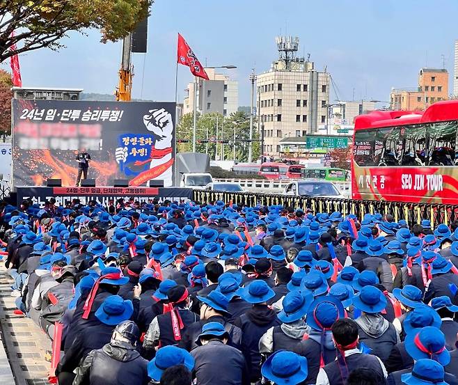 지난 10월 28일 현대트랜시스 노조원 등 1000여명이 현대차·기아 서울 양재사옥 앞 3개 차선을 막고 집회 중인 모습. 독자 제공