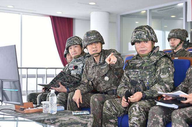 김명수 합참의장이 강안경계부대에서 대비태세 현황을 보고 받고 있다. 사진=합참 제공