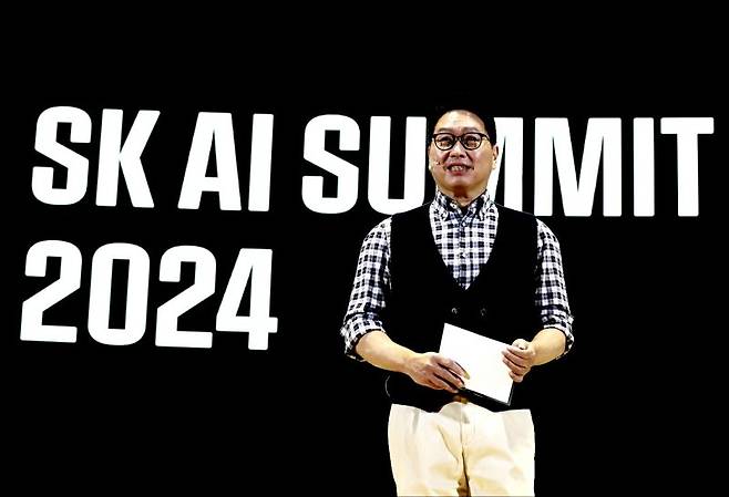 최태원 SK그룹 회장이 4일 서울 강남 코엑스에서 열린 'SK AI 서밋 2024'에서 '함께하는 AI, 내일의 AI'를 주제로 기조 연설을 하고 있다. SK그룹 제공