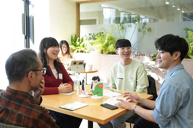 지난 10월26일 서울 성수동에서 열린 ’한국의 대화’ 행사에 참석자 4인이 한 팀을 이뤄 대화를 나누고 있다.