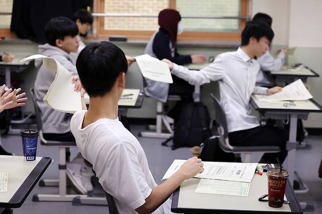 수능을 30일 앞두고 ‘10월 고3 전국연합학력평가’가 치러진 지난달 15일 오전 경기도의 한 고등학교 3학년 학생들이 시험지를 받고 있다. 연합뉴스