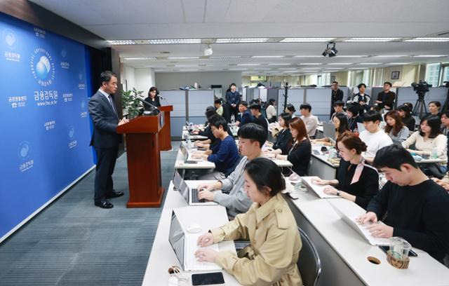 함용일 금융감독원 부원장이 지난달 31일 오후 서울 영등포구 금융감독원에서 고려아연, 두산 등 관련 현황 및 향후 계획 브리핑을 하고 있다. 연합뉴스