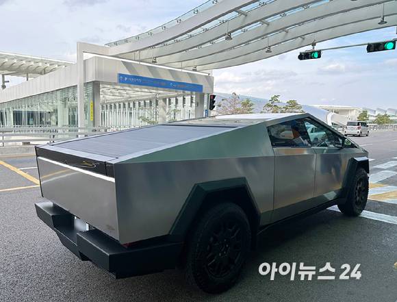 4일 인천국제공항 앞에 가수 지드래곤(G-DRAGON, 권지용)이 타고 온 테슬라 사이버트럭이 놓여있다. [사진=정소희 기자]
