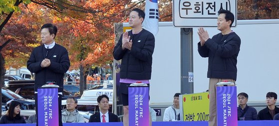 홍정도 중앙그룹 부회장(가운데)과 오세훈 서울시장, 육현표 대한육상연맹 회장(왼쪽). 장진영 기자