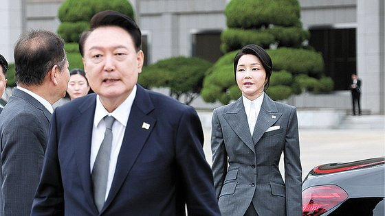 윤석열 대통령과 김건희 여사가 지난달 6일 필리핀·싱가포르 등 국빈 방문을 위해 출국길에 오르고 있다. 대통령실사진기자단