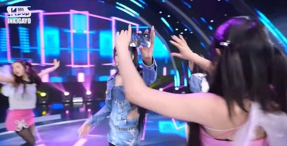 아이폰을 건네주는 모습. 사진 SBS 인기가요 유튜브 캡처