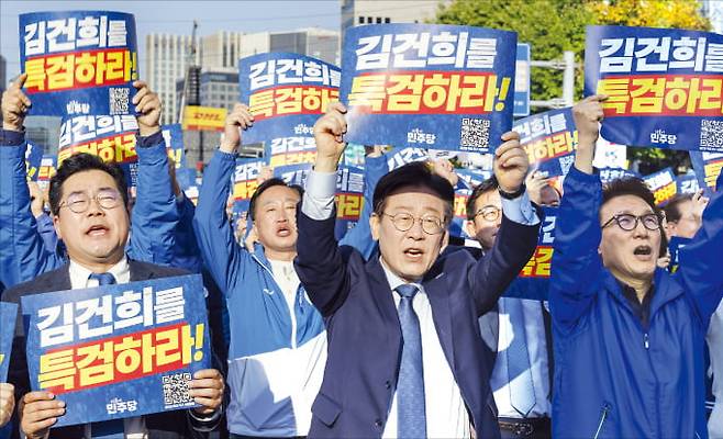 이재명 대표(가운데)를 비롯한 더불어민주당 지도부가 지난 2일 서울역 일대에서 열린 ‘김건희 윤석열 국정농단 규탄·특검 촉구 국민행동의 날’ 집회에서 구호를 외치고 있다.  연합뉴스