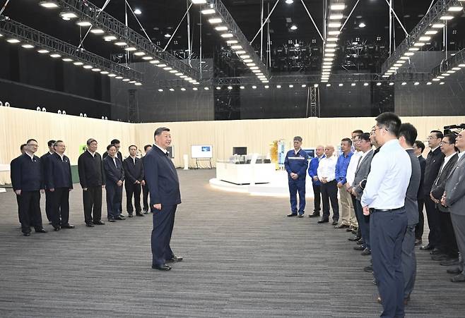 시진핑 중국 국가주석이 지난달 17일 중국 안후이성 허페이를 시찰하는 중 빈후 과학도시를 방문해 연구원 및 기업가들과 얘기하고 있다. 신화통신