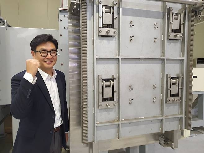 김지영 이사가 열처리 장비 중 한 부분인 입구 치완실에 대해 설명 후 파이팅을 외치고 있다. 수원=윤현주 기자