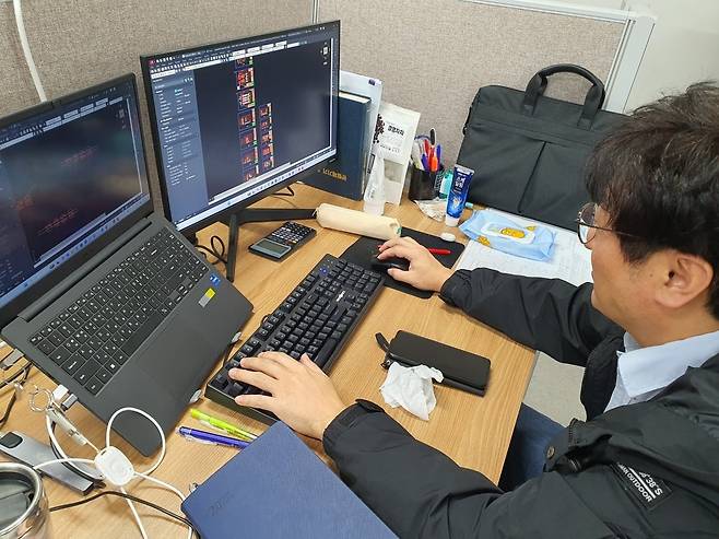 피진석 차장이 공정 기술 레이아웃 작업을 하고 있다. 수원=윤현주 기자