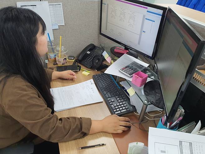 윤단비 사원이 자금 관련 업무를 보고 있다. 수원=윤현주 기자