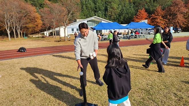 스포츠스타 겨울캠프에 참가한 박용택. 국민체육진흥공단 제공