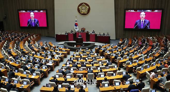 한덕수 국무총리가 4일 국회본회의에서 제418회 국회(정기회) 제 11차 본회의에서 2025년도 예산안 및 기금운용계획안에 대한 시정연설문을 대독하고 있다. 윤석열 대통령은 이날 시정연설에 참석하지 않았다. 박민규 선임기자