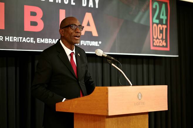 Zambian Ambassador to Korea Andrew Bwezani Banda delivers remarks at 60th Independence Day celebrations at Lotte Hotel in Jung-gu, Seoul on Wednesday. (Zambian Embassy in Seoul)