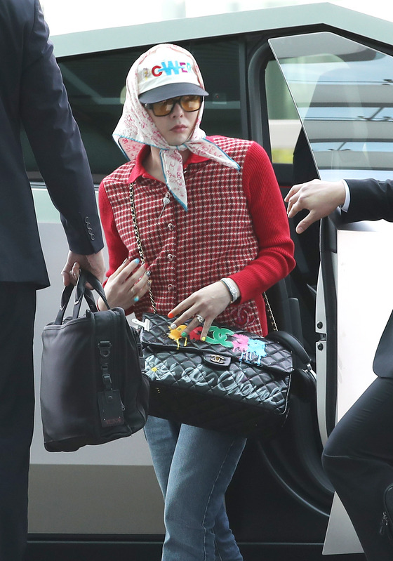 Singer G-Dragon exits a Tesla Cybertruck at Incheon International Airport on Monday. [NEWS1]