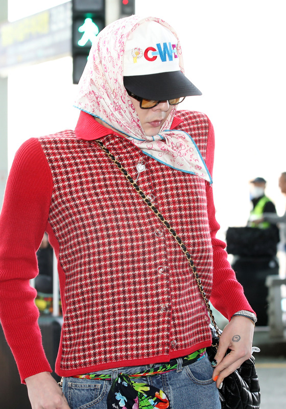 Singer G-Dragon heads to Incheon International Airport on Monday. [NEWS1]