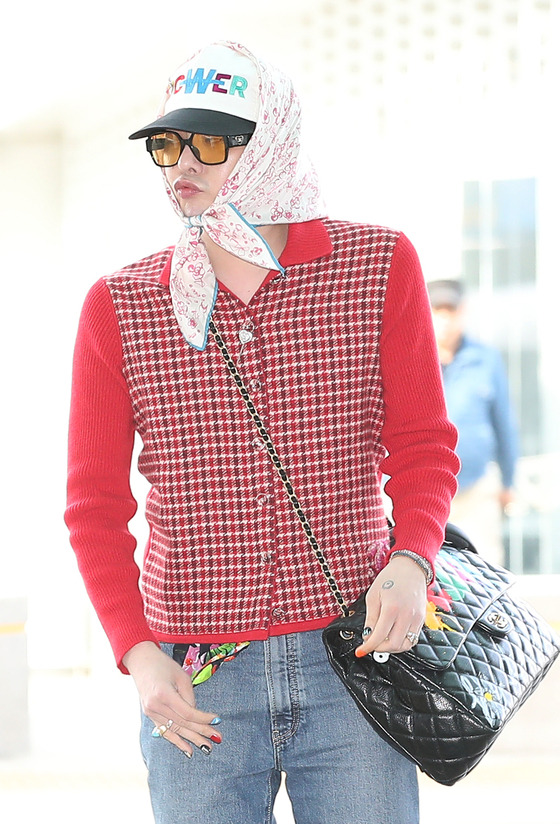 Singer G-Dragon heads to Incheon International Airport on Monday. [NEWS1]