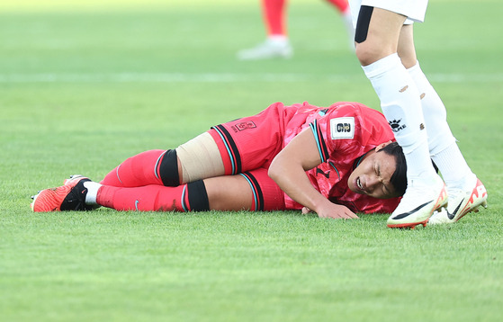 Korea's Hwang Hee-chan reacts after being tackled during the 2026 World Cup qualifier against Jordan at Amman International Stadium in Jordan on Oct. 10. [YONHAP]