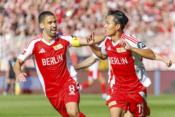 Union Berlin's Jeong Woo-yeong, right, celebrates scoring a goal during the Bundesliga match against TSG Hoffenheim in Berlin, Germany on Sept. 21. [AP/YONHAP]