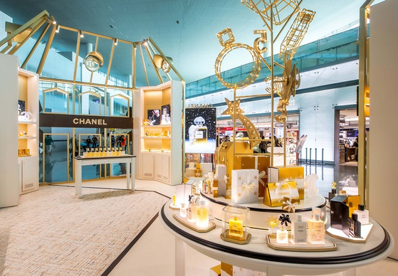 Shinsegae Duty Free and Chanel unveiled the largest podium in the Asia-Pacific region dedicated to the fashion brand's "Winter Tale" collection within Incheon International Airport’s Terminal 2. [SHINSEGAE DUTY FREE]