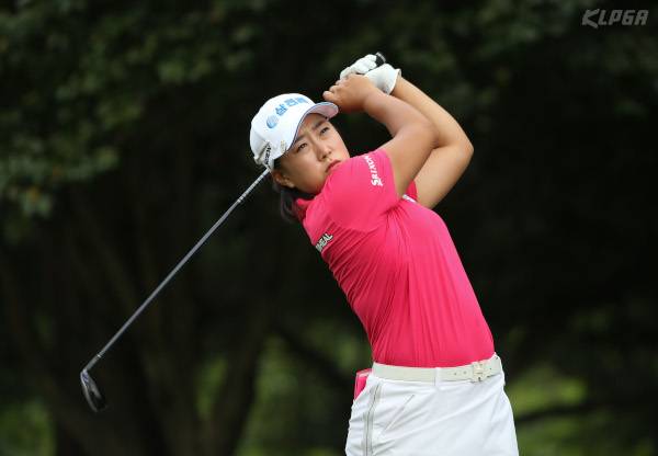 김해림이 지난 2018년 8월 제주 오라CC에서 열린 제주 삼다수 마스터스 2라운드 12번홀에서 티샷을 하고 있다. KLPGA 제공