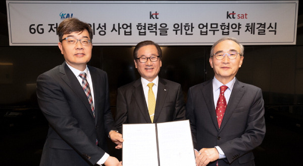 (from right) KT CEO Kim Young-shub, KAI CEO Kang Goo-young, and KT SAT CEO Seo Young-soo pose for a commemorative photo after signing a business agreement at KT Gwanghwamun Building East in Jongno-gu, Seoul, on October 31. (KT)