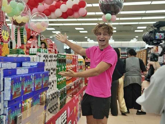 약 4600만명의 구독자를 보유한 해외 유튜버 ‘토퍼 길드’가 한국에서 빼빼로 데이 문화를 체험하고 있다. [사진 = 롯데웰푸드]