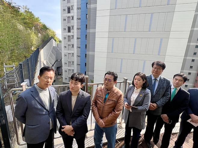 전병헌 새미래민주당 대표를 비롯한 당 관계자들이 4일 경기도 성남시 백현동에 위치한 한 아파트를 찾아 현장 최고위원회의를 진행했다. [사진 출처 = 새미래민주당]