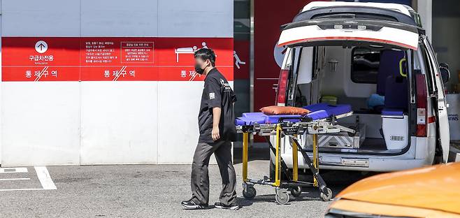 서울의 한 대학병원 응급실에서 구급차 관계자가 환자 이송을 위해 이동하고 있다./사진=뉴시스