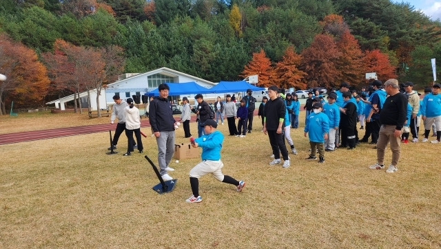 KBO 출신 전 야구 선수들이 어린 꿈나무들에게 재능 기부를 펼치고 있다. /국민체육진흥공단 제공