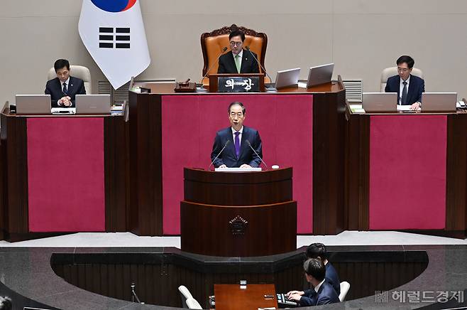 한덕수 국무총리가 4일 오전 서울 여의도 국회 본회의장에서 2025년도 예산안 및 기금운용계획안에 대한 시정연설을 하고 있다. 이상섭 기자