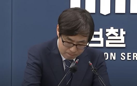 신준호 서울중앙지검 강력범죄 수사부장이 지난해 6월 ‘폭력조직 수노아파 하얏트호텔 난동사건 수사결과’ 브리핑에서 젊은 조폭들이 술집에서 회동하는 영상을 공개하며 분노를 참는 듯한 모습을 보이고 있다. [SBS 보도화면 캡처]