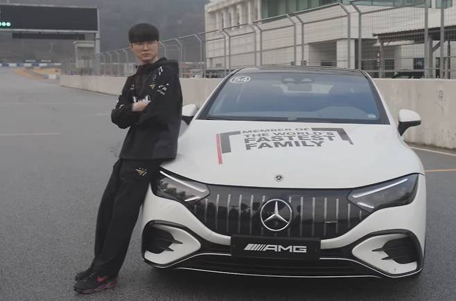 이상혁(페이커) 선수가 T1과 벤츠코리아가 함께 진행한 'T1 FAN MEET UP, MERCEDES-BENZ'에서 기념 촬영을 하고 있다. [유튜브 T1 캡처]