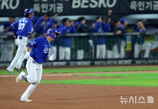 [광주=뉴시스] 김명년 기자 = 28일 광주 북구 광주-기아챔피언스필드에서 열린 2024 KBO 포스트시즌 한국시리즈 5차전 삼성 라이온즈와 KIA 타이거즈의 경기, 1회초 2사 주자 없는 상황 삼성 김영웅이 백투백 홈런을 치고 그라운드를 돌고 있다. 2024.10.28. kmn@newsis.com